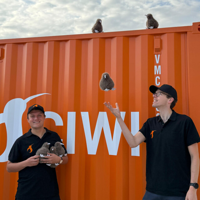 Jasper en Erik met Kiwi's voor bedrijfsnaam